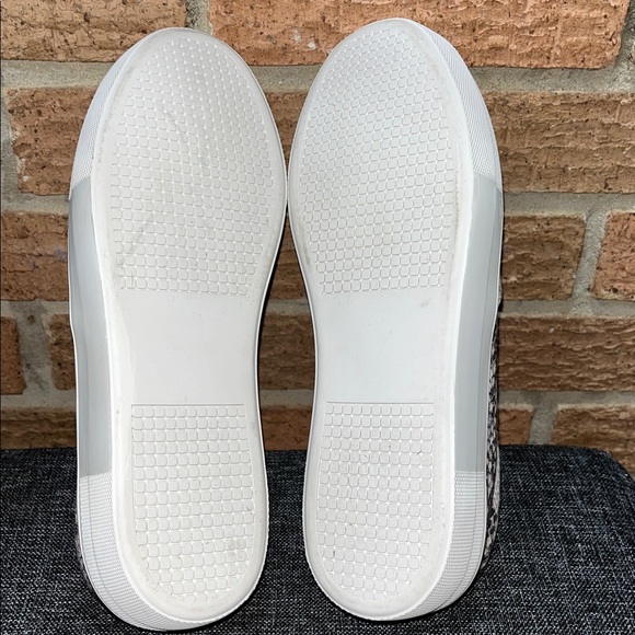 Steve Madden Slip-On sneakers Snake Print RETAILS@$99-  8.5 - Picture 7 of 7
